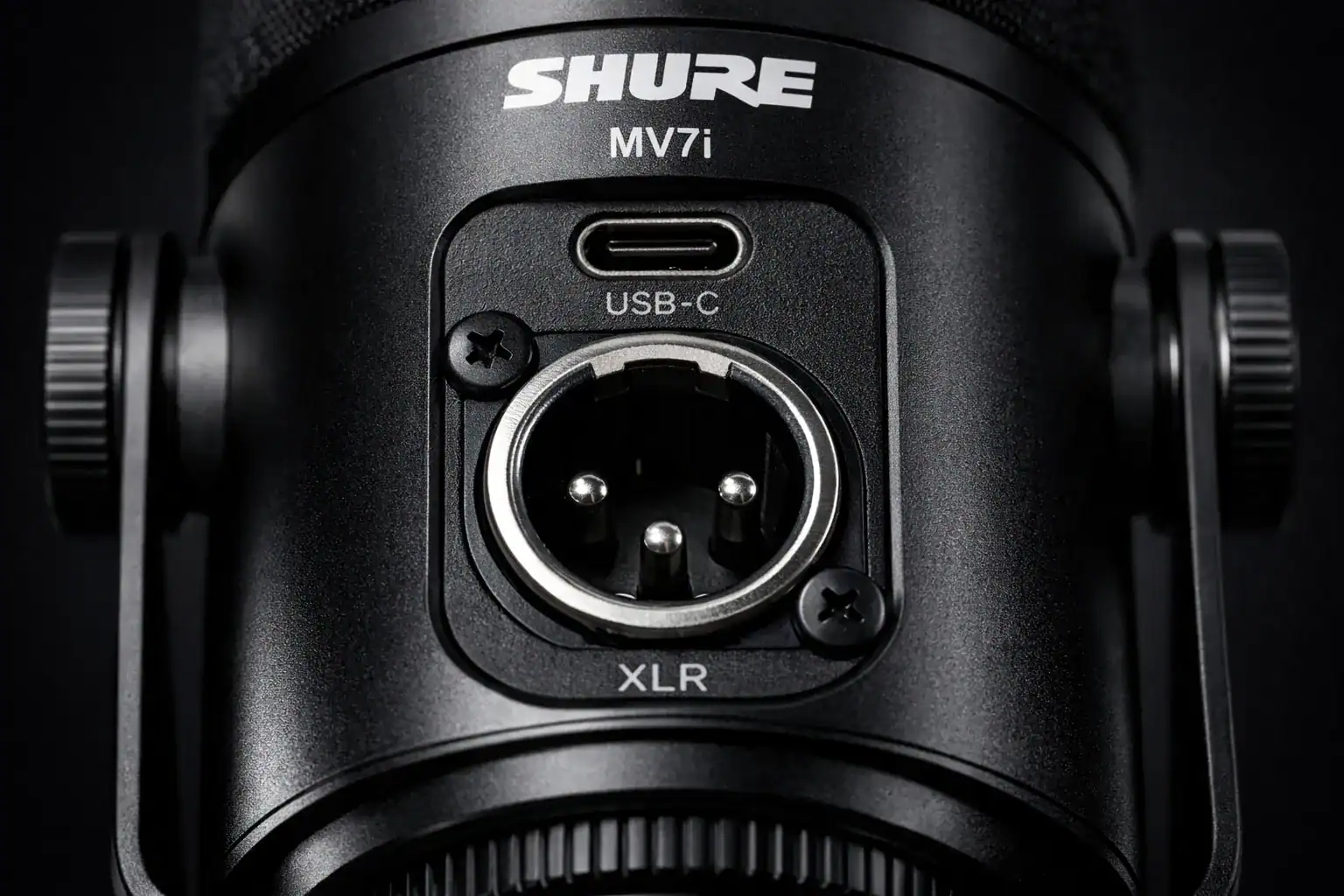 Detalhe de Conexões Híbridas USB-C e XLR em um Microfone Moderno