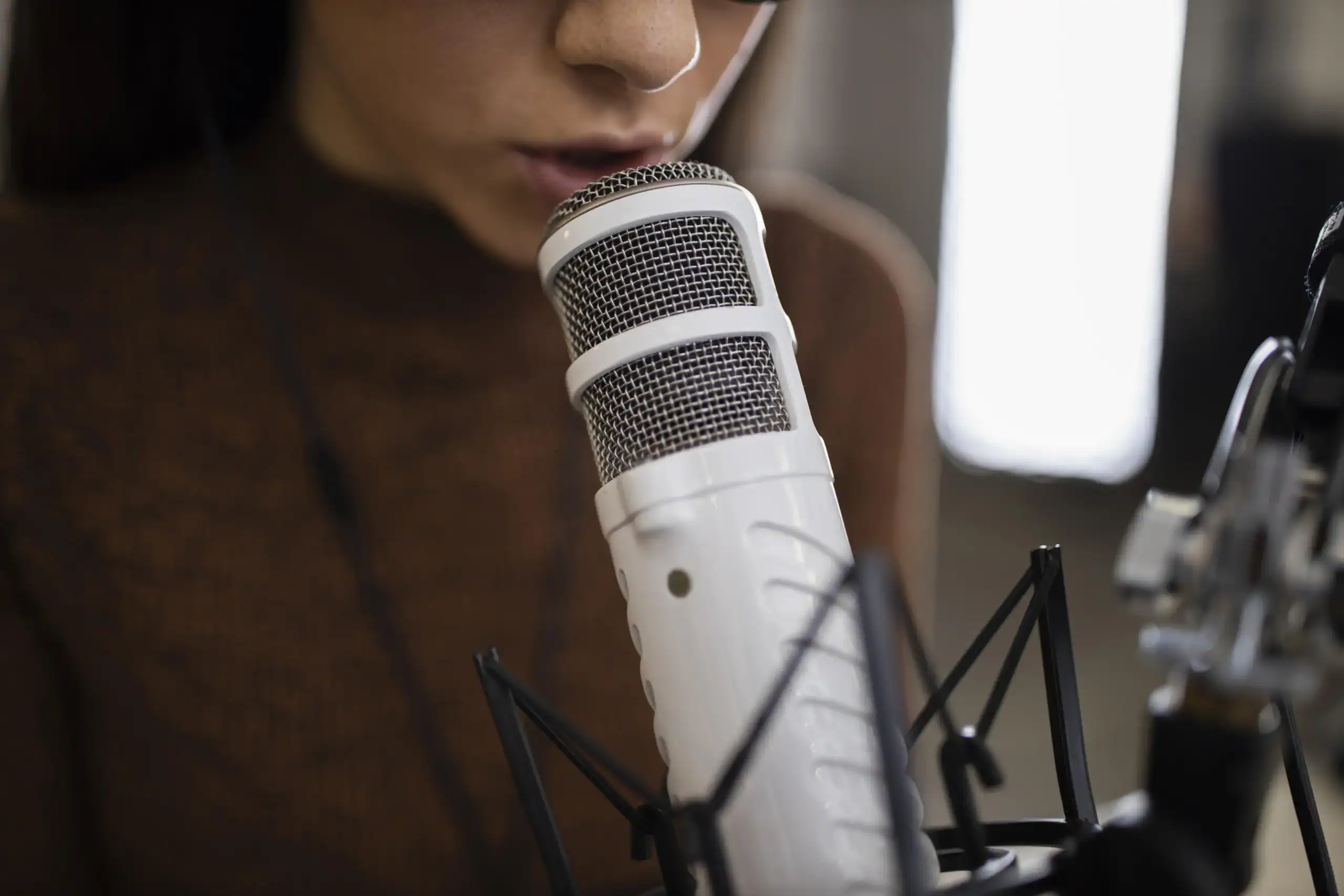 mulher usando um dos melhores microfone usb blue yeti.